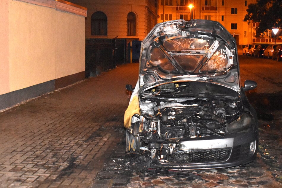 VW in der Nacht abgebrannt: Polizei sucht Zeugen