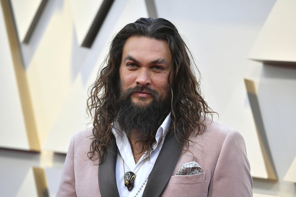 Schauspieler Jason Momoa (46) muss vor den heftigen Überflutungen auf Hawaii flüchten.