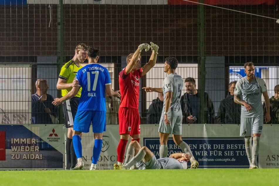 Chemie Leipzigs Keeper Marcel Bergmann (28, in Rot) war schnell klar, dass es bei Rajk Lisinski (23, am Boden) nicht weitergehen würde. Beim Spiel gegen Tasmania Berlin musste er raus.