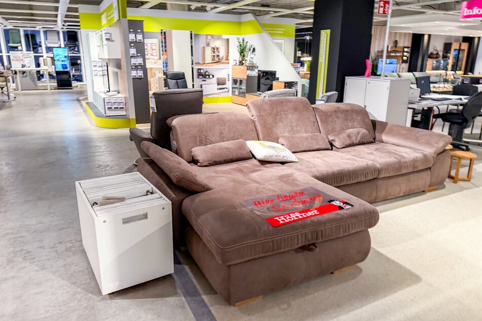 Höffner öffnet am Sonntag (4.10.) und senkt die Preise auf hunderte Möbel