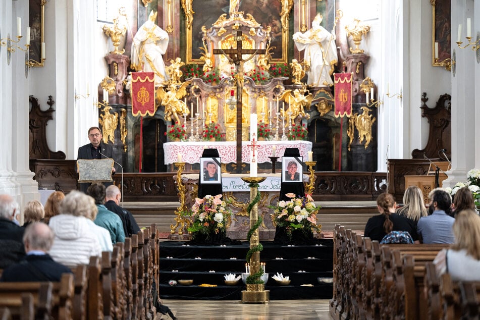 Viele Murnauer zeigten sich bestürzt von der Tat und nahmen im Rahmen eines Gottesdienstes Abschied von den getöteten Männern. (Archivbild)