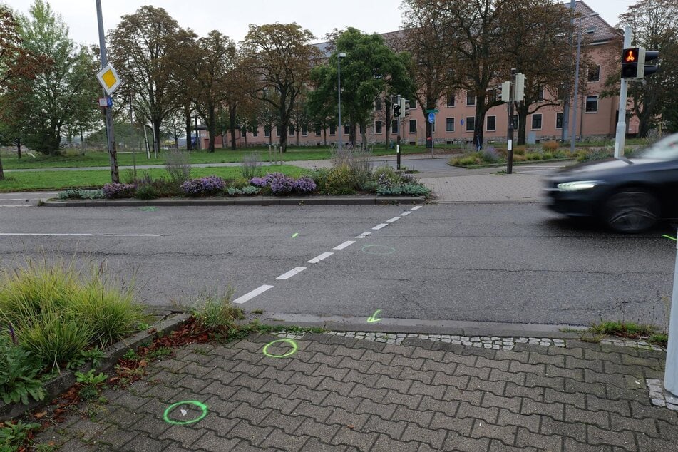 Am Tag nach dem Unglück sind die Polizei-Markierungen noch gut zu erkennen.