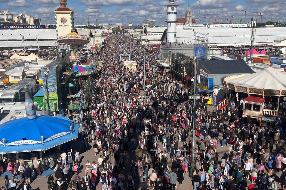Auf dem Gelände des Oktoberfests in München herrscht dichtes Gedränge.