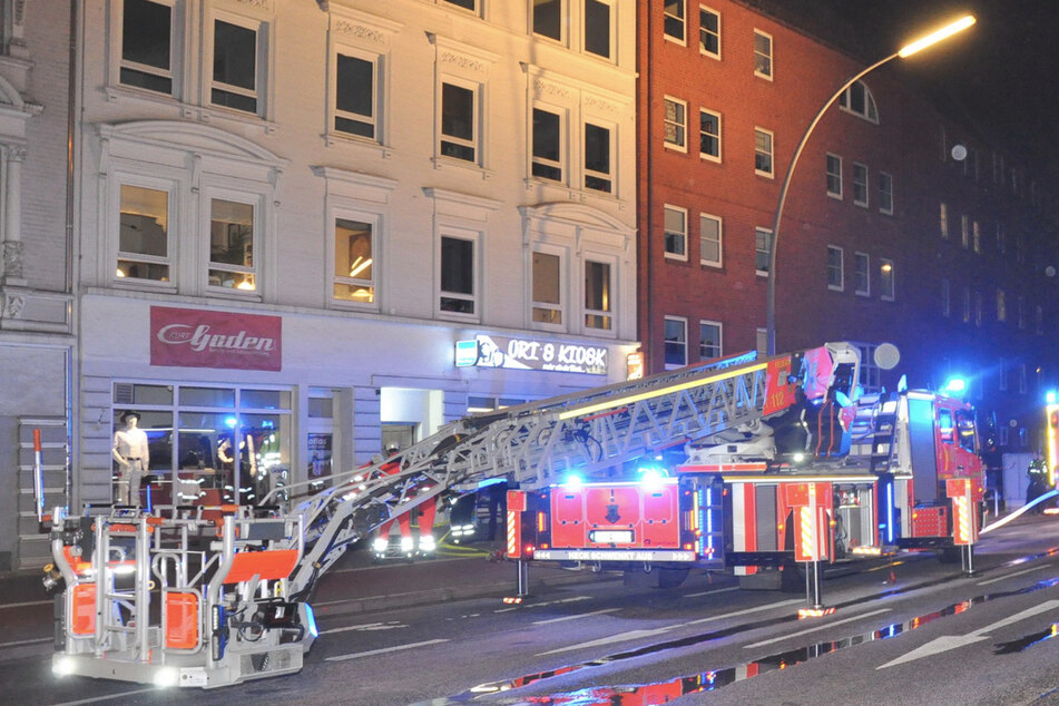 Die Feuerwehr rettete den schwer verletzten Mann aus seiner Wohnung.
