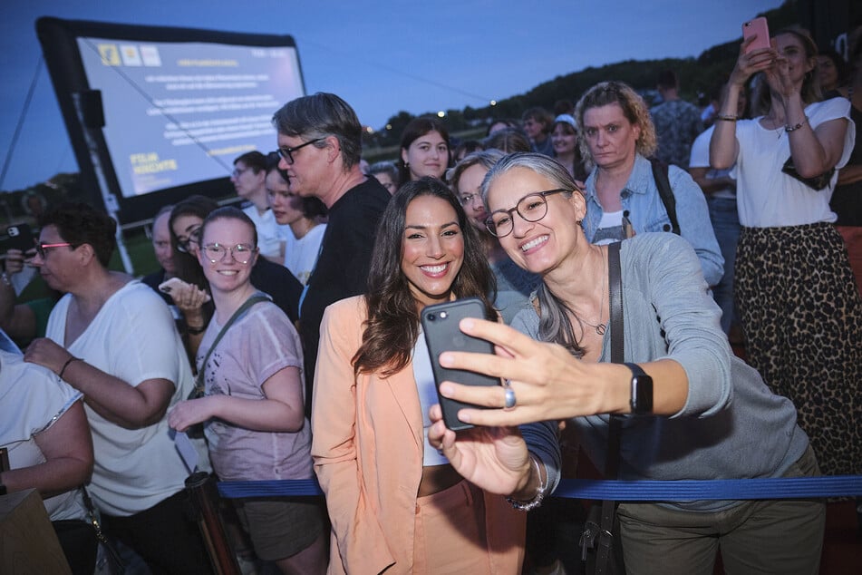 Die Premiere der SOKO-Nacht bei den Filmnächten Leipzig war im vergangenen Jahr ein voller Erfolg. Stars wie Amy Mußul (34) posierten mit den Fans für Fotos.