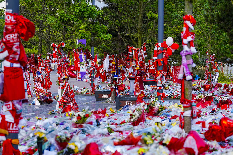 Auf dem Vereinsgelände des FC Liverpool wurden in den vergangenen Wochen unzählige Andenken niedergelegt.
