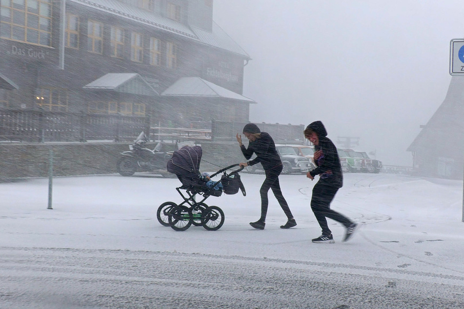 Mit schweren Sturmböen und Schnee ist am Freitag wieder auf dem Fichtelberg zu rechnen. Doch auch im Rest des Freistaats kann es ungemütlich werden.