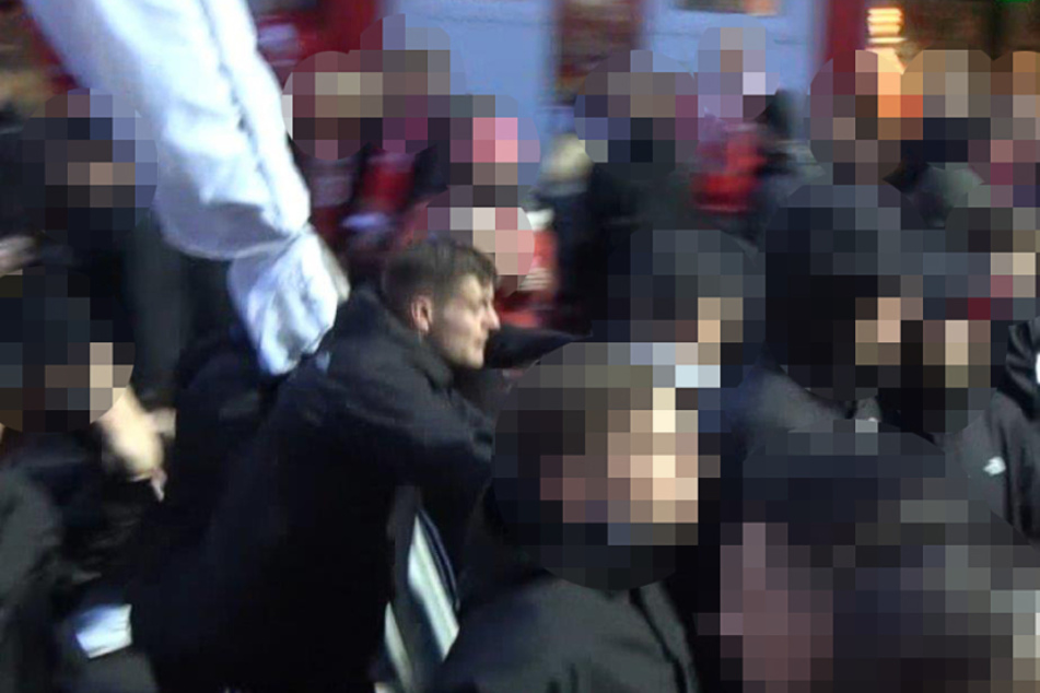 Dieser Fußballfan wird von der Berliner Polizei gesucht.