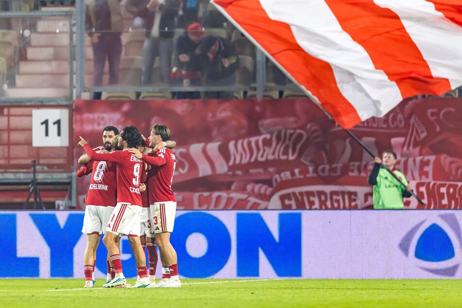 Cottbus feiert die Führung und einmal mehr Torschütze Justin Butler.