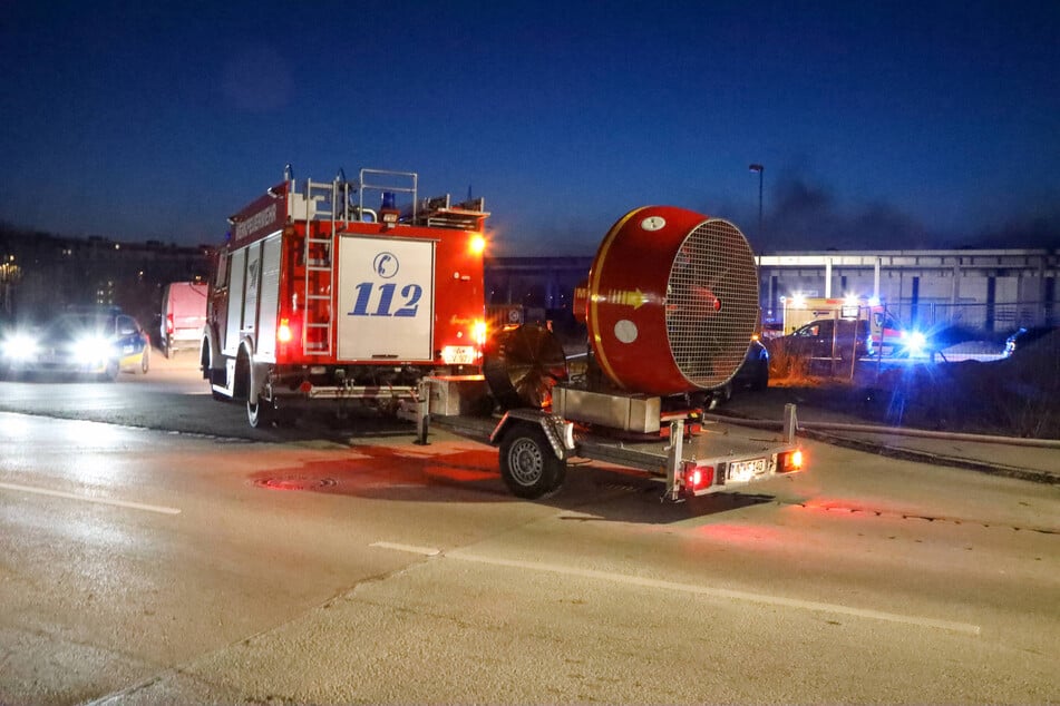 Die Feuerwehr rückte mit großen Lüftern an, um gegen den massiven Rauch anzukämpfen.