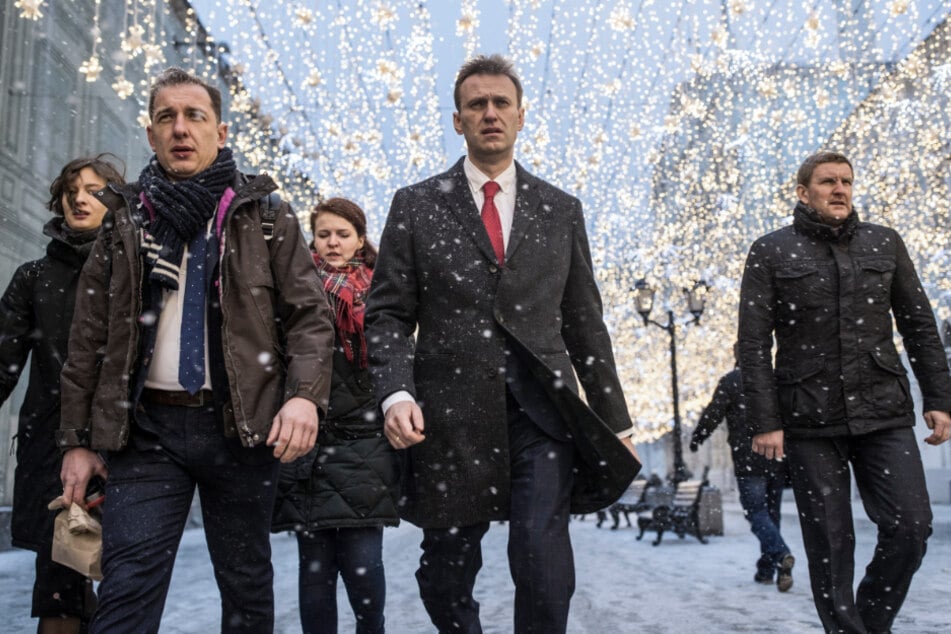 Auf diesem Foto, das am 25.12.2017 aufgenommen wurde, geht Alexej Nawalny (M) zu einer Sitzung der Zentralen Wahlkommission Russlands in Moskau.