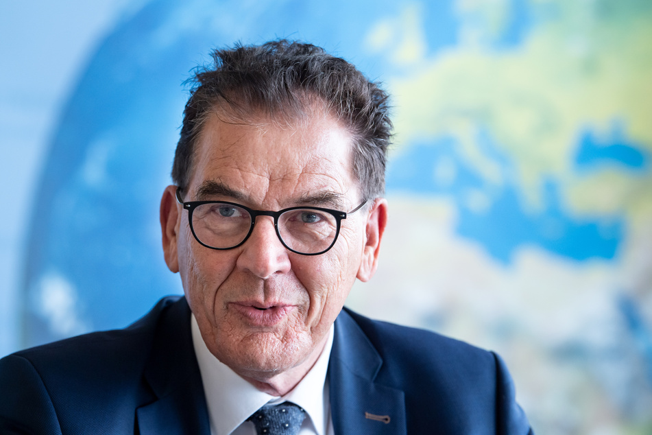 Entwicklungsminister Gerd Müller (CSU) warnt davor, dass in dem griechischen Flüchtlingslager eine "verlorene Generation" von Kindern aufwachsen könnte.