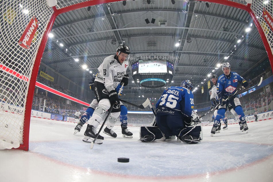 Fehlstart perfekt: Kölns Dominik Bokk (l.) schiebt hier die Scheibe nach 43 Sekunden ins Dresdner Tor.