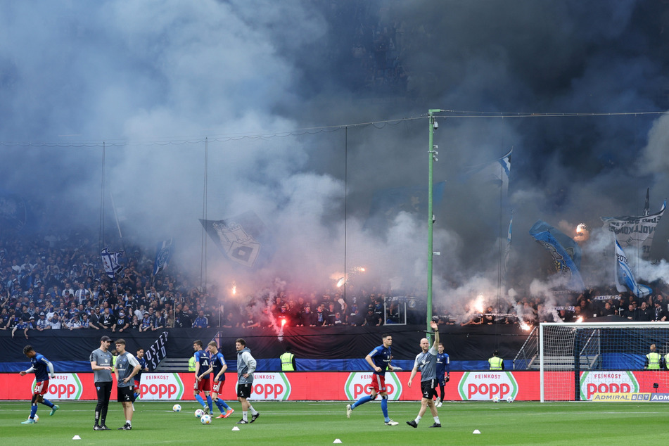 Beim Aufwärmen der HSV-Spieler brannten die Fans in der Nordkurve ein Feuerwerk ab.