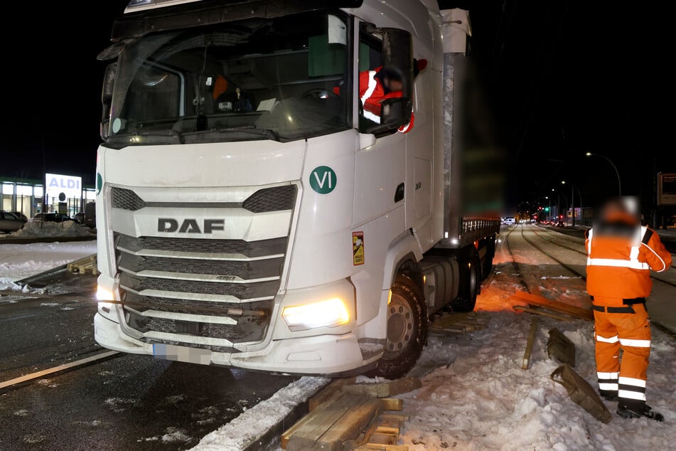 Der Lkw rutschte ins Gleisbett. Ein Abschleppdienst musste anrücken.