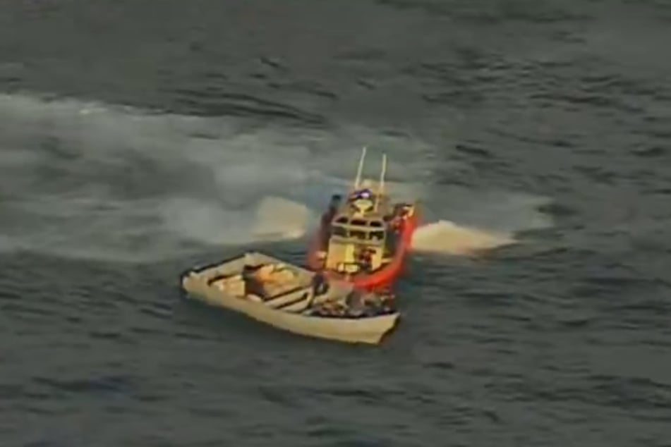 Einsatzkräfte auf dem Wasser beschlagnahmten die Kokain-Lieferung.