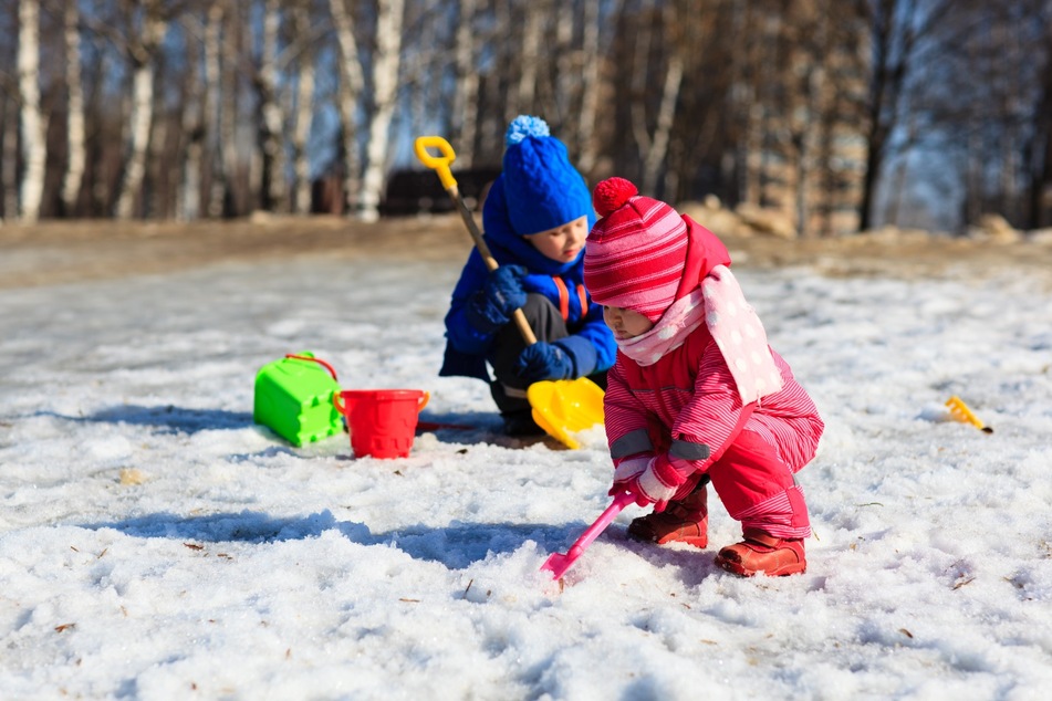 Viele Kinder lieben es, im Schnee zu spielen.