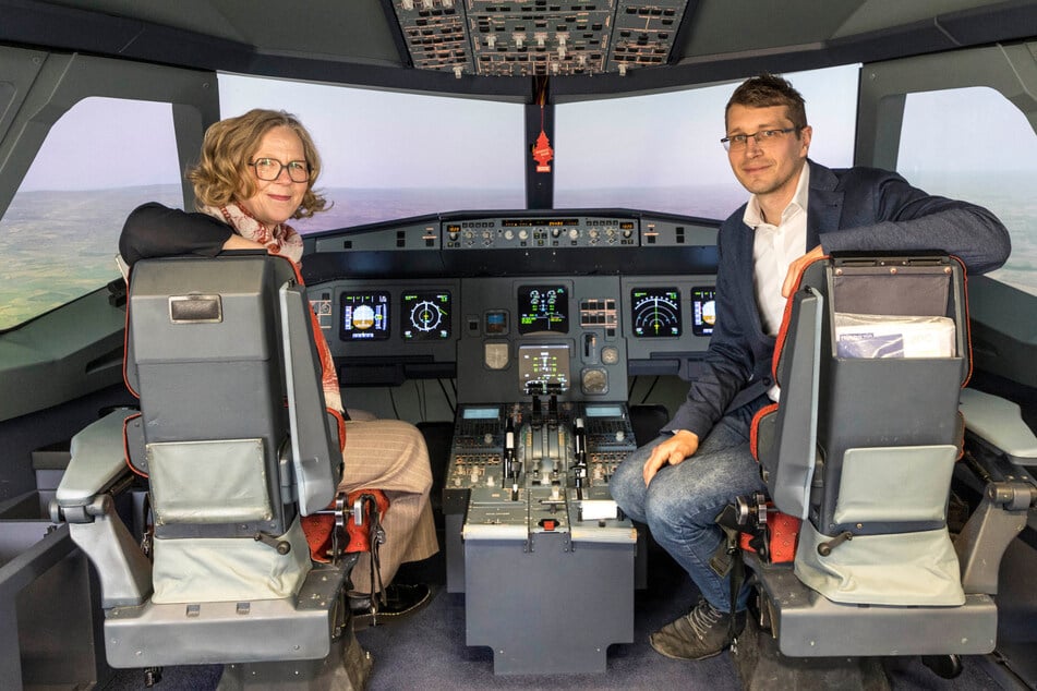 Zum Abschluss bekam die Ministerin noch einen kleinen Einblick in den Flugsimulator A320.
