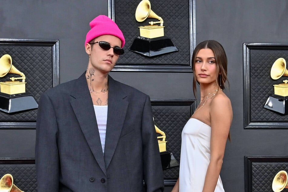 Justin and Hailey Bieber (r.) are reportedly attending this year's Grammy's after a four-year hiatus.