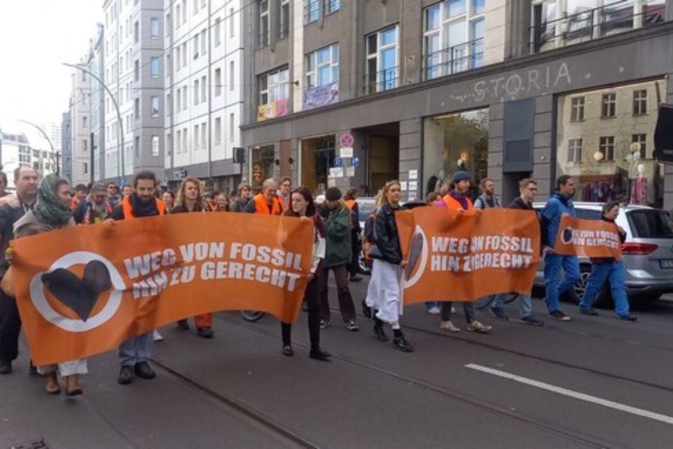 Klimaaktivisten der "Letzten Generation" ziehen durch Berlin.