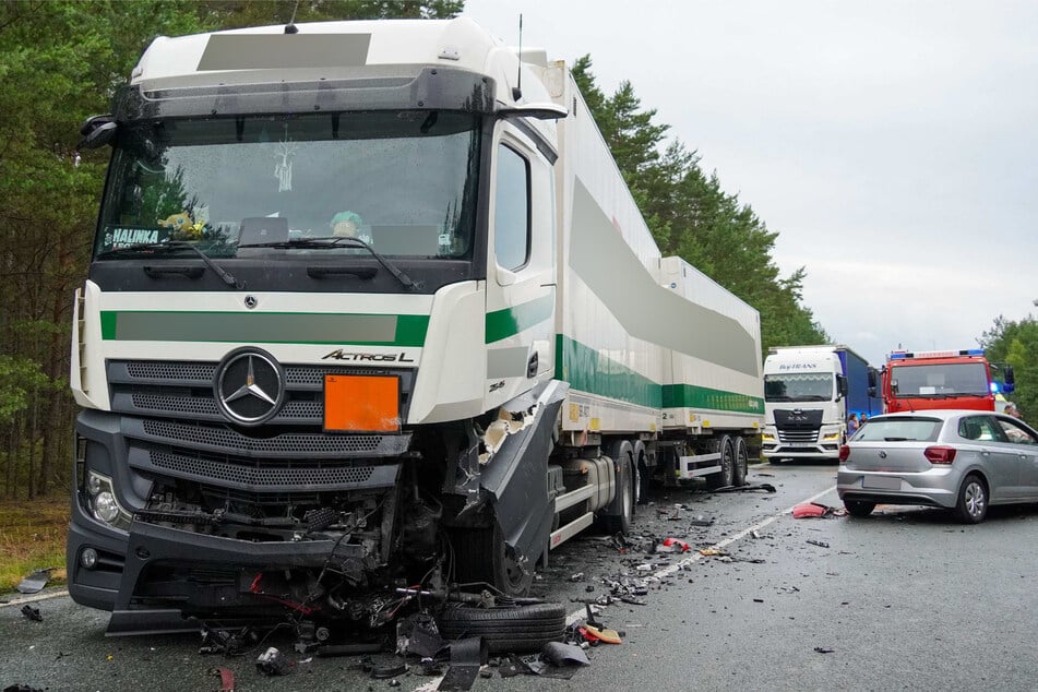 Der LKW hatte Gefahrgut geladen.
