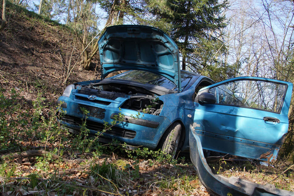 Sechs Meter krachte der 20-Jährige mit seinem Hyundai die Böschung hinunter.