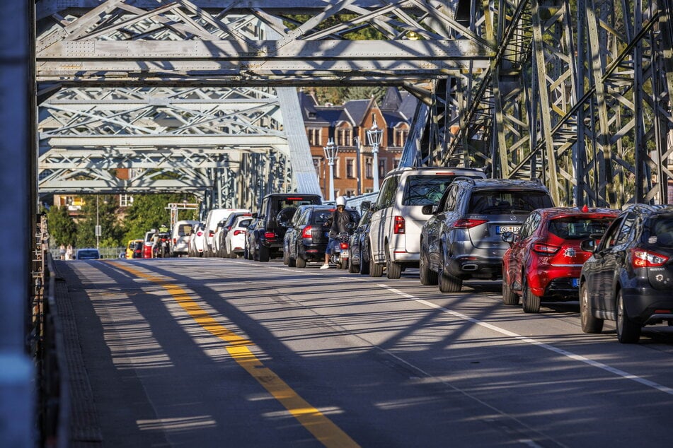 Im Frühjahr geriet das Bauwerk wegen des Verkehrsversuchs mit separater Radspur in die Schlagzeilen.