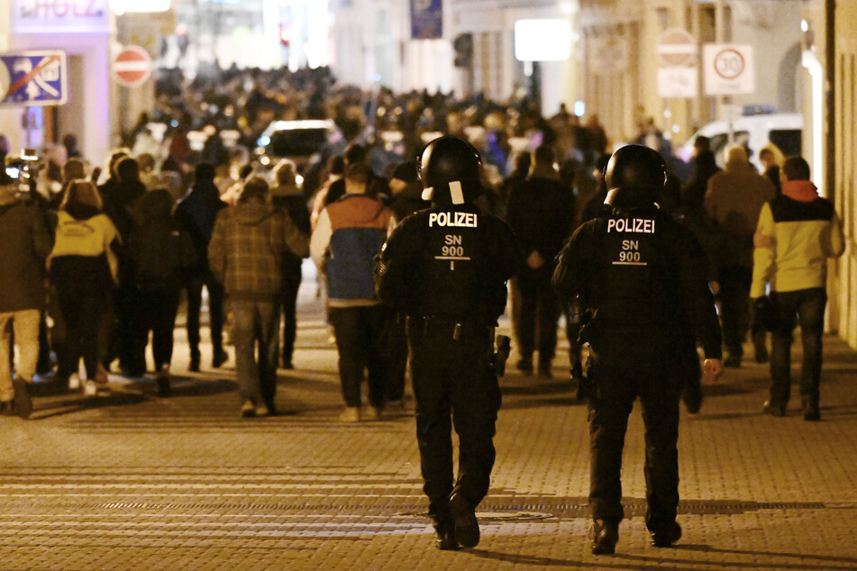 In vielen sächsischen Städten (wie hier in Bautzen) gehen regelmäßig Corona-Demonstranten auf die Straße. Dabei kam es in den letzten Wochen oft zu Ausschreitungen.
