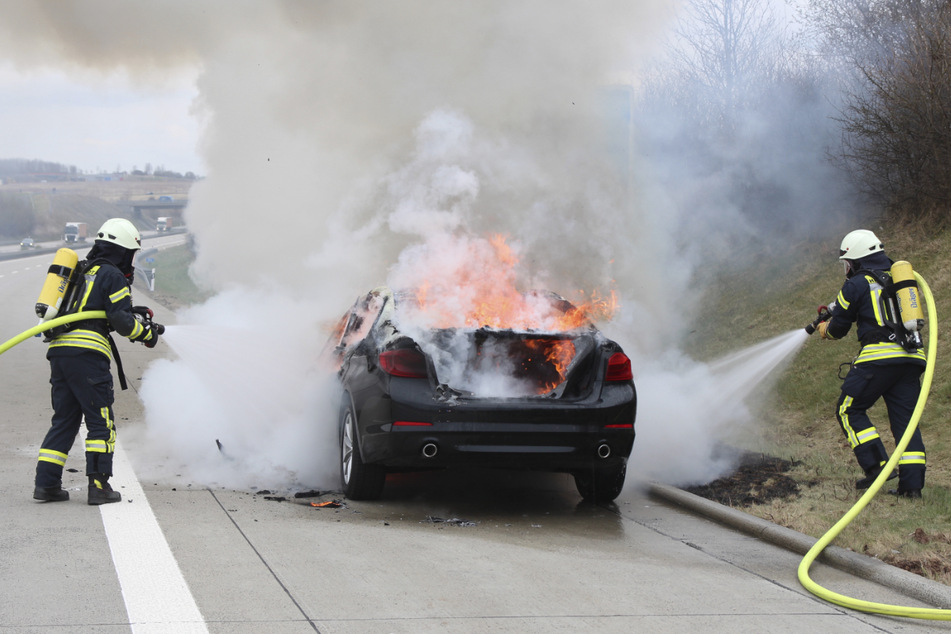 Beim Löschen des brennenden Autos entstand viel Qualm.