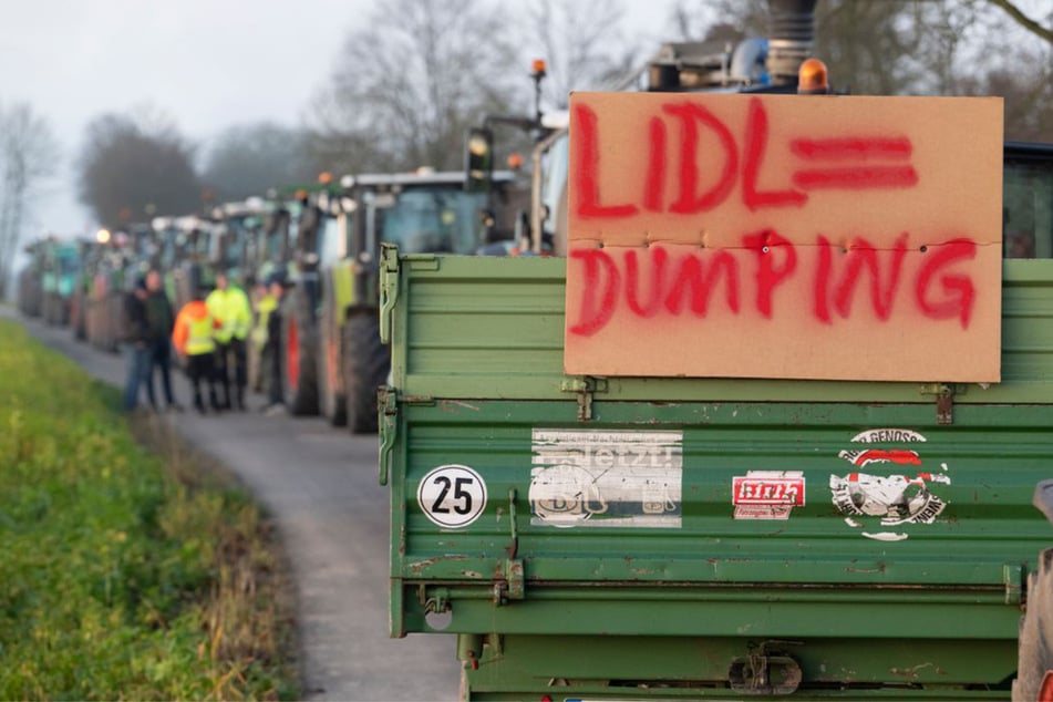 Bauernprotest: Rund 100 Traktoren versammeln sich vor Lidl-Zentrale