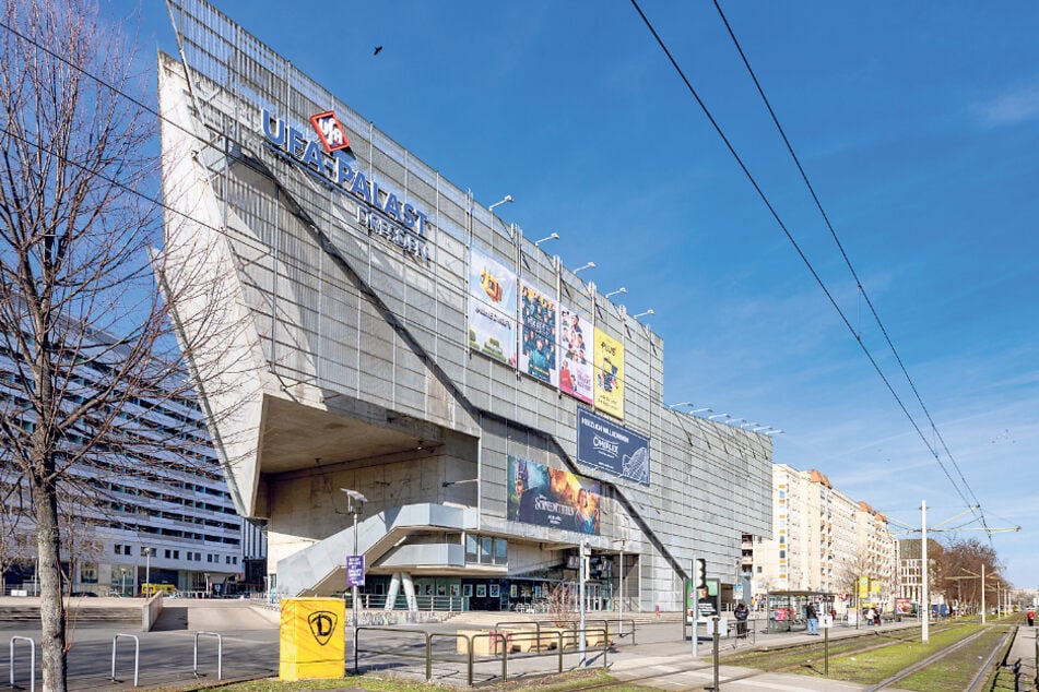 Von außen schmückt noch das Schild "UFA-Palast" das Kino. Das soll sich in naher Zukunft ändern.