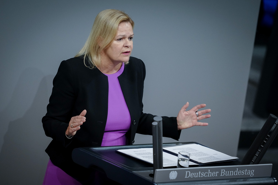 Bundesinnenministerin Nancy Faeser (52, SPD) fordert rasche und deutliche strafrechtliche Konsequenzen für die Täter der Silvesternacht.