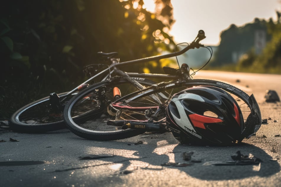 Bei einem Abbiegevorgang ist eine Radfahrerin erfasst und schwer verletzt worden. Die 91-Jährige ist wohl nicht in Lebensgefahr. (Symbolbild)