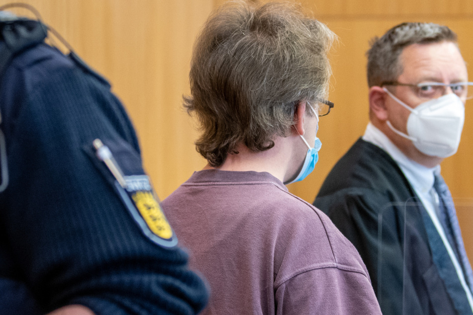 Der Angeklagte (M.) steht neben seinem Anwalt im Landgericht. Er wurde wegen Entführung und schweren sexuellen Missbrauchs zweier Jungen zu zehn Jahren Haft verurteilt.