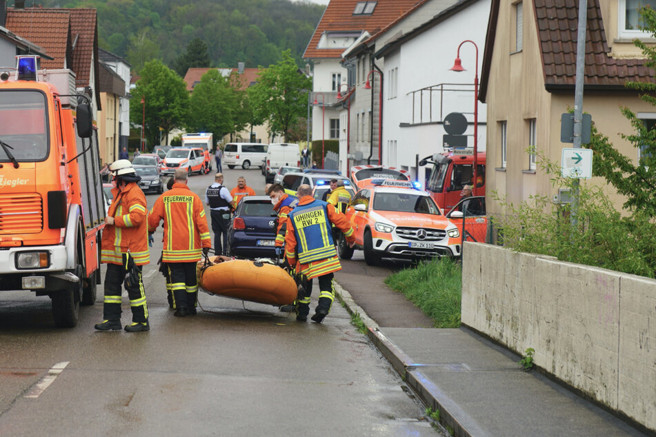 Einsatzkräfte an der Fils in Uhingen. Dort wurde ein Toter geborgen.