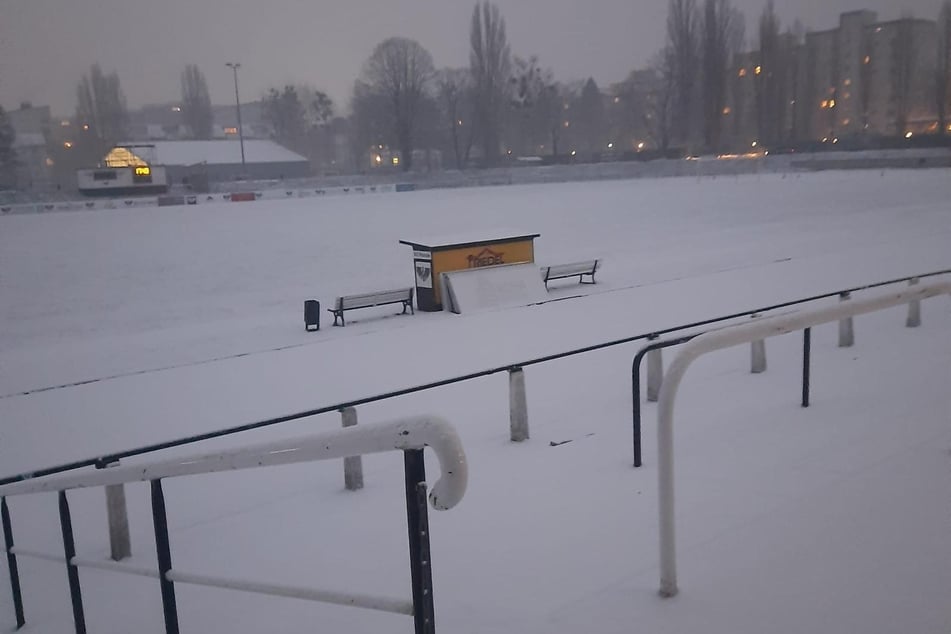 Das Preussen-Stadion im Berliner Ortsteil Lankwitz am Dienstagabend: Regionalliga-Fußball ist hier derzeit nicht möglich.