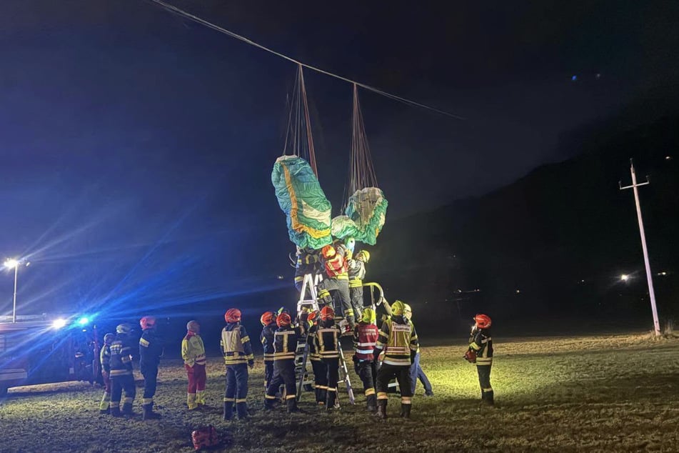 42 Rettungskräfte befreiten den Mann aus der Hochspannungsleitung.