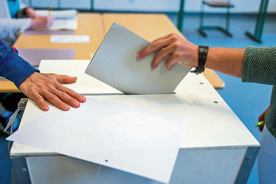 Ohne Wahlhelfer geht an Wahltagen nichts. Nicht in jeder sächsischen Kommune haben sich genug Freiwillige gefunden.
