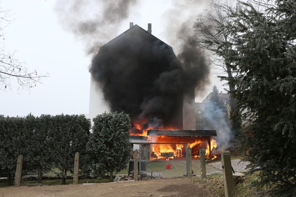 Der Carport an dem Mehrfamilienhaus in Meerane stand in Vollbrand.