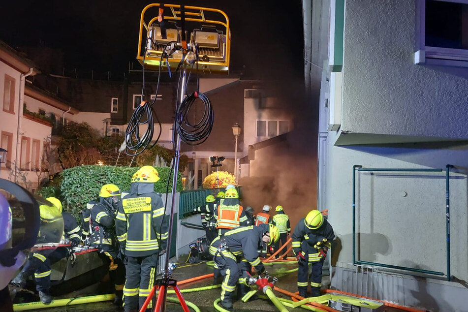 In Geisenheim (Rheingau-Taunus-Kreis) kam es in der Nacht zum Mittwoch zu einem Brand in einer Tiefgarage unter einem Wohnhaus.