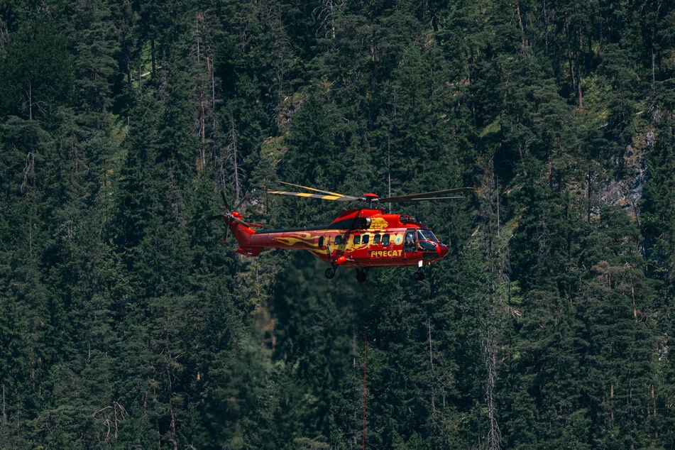 Plötzlich wurde es laut über dem Rasen. Der Hubschrauber störte die Vormittagseinheit aber nur unwesentlich.