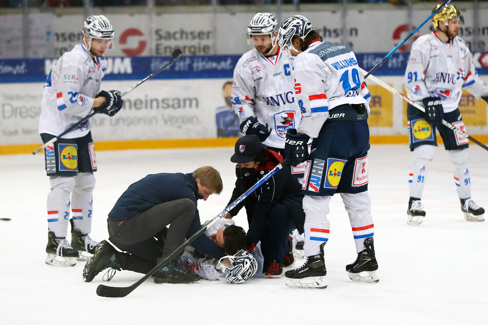 Arzt Lars Stephan (2.v.l.) eilte zu Heilbronns Simon Thiel, der verletzt auf dem Eis lag.