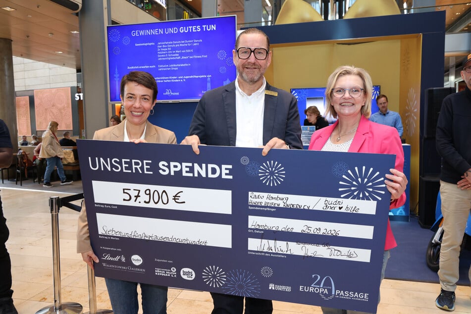 Von links nach rechts: Julia Wöhlke, Vorstandsvorsitzende der Budnianer Hilfe, Cnter-Manager Karsten Bärschneider und Martina Müller, stellvertretende Vorsitzende von "Hörer helfen Kindern".