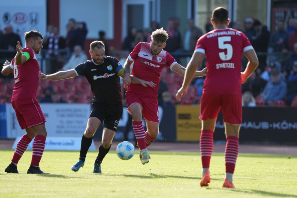 Kapitän Tobias Müller, hier bei einem Zweikampf im Mittelfeld, kehrte nach drei Spielen Rotsperre, in die Chemnitzer Startelf zurück.