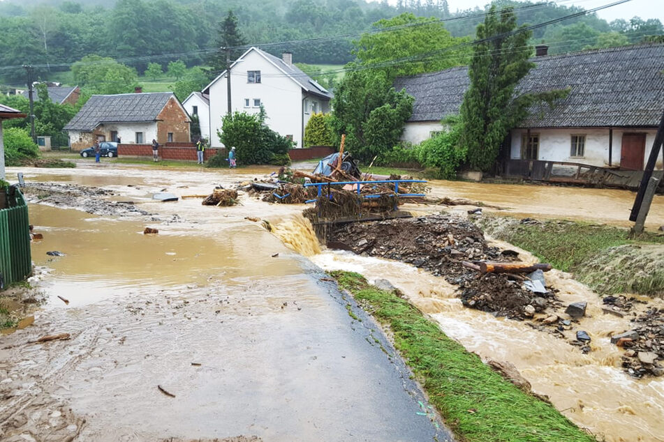 Auch im tschechischen Břevence überflutete das Wasser die Straßen.