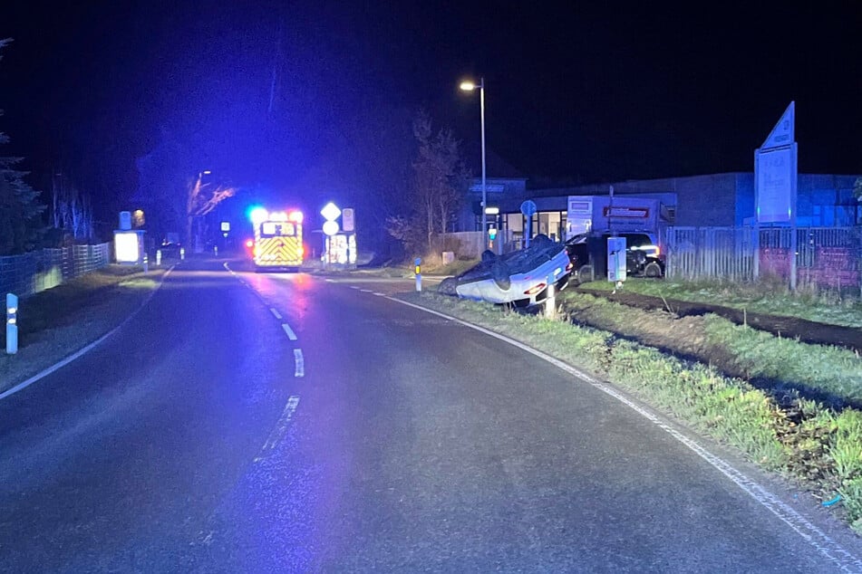 Der Fahrer (20) des Ford Mondeo überschlug sich und landete kopfüber im Graben.