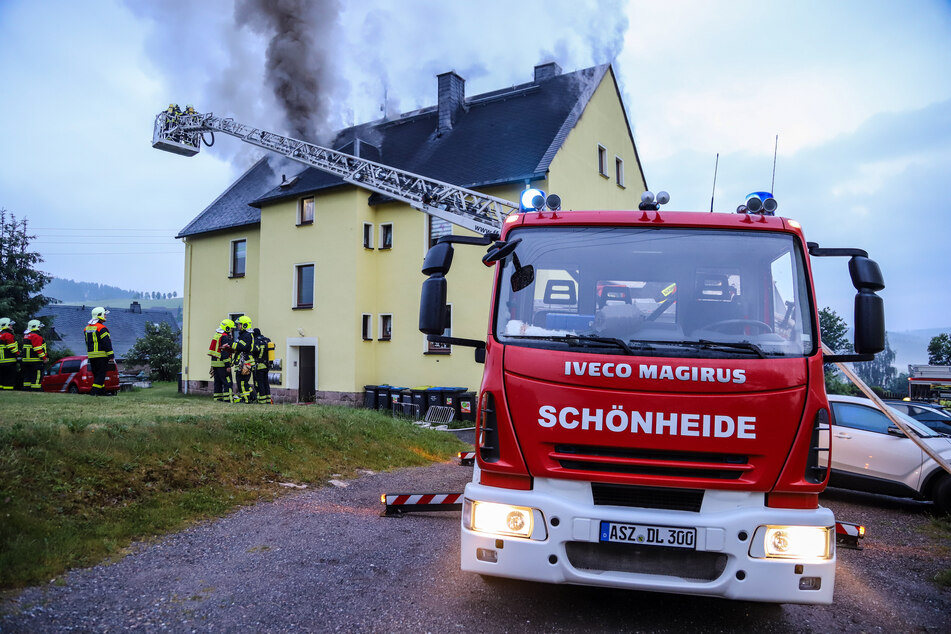 In Eibenstock (Erzgebirge) brannte am frühen Samstagmorgen ein Mehrfamilienhaus. Das Feuer brach offenbar in einer Dachgeschosswohnung aus.