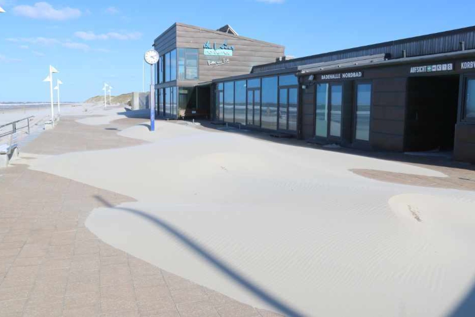 Die Strandpromenade auf Norderney ist menschenleer.