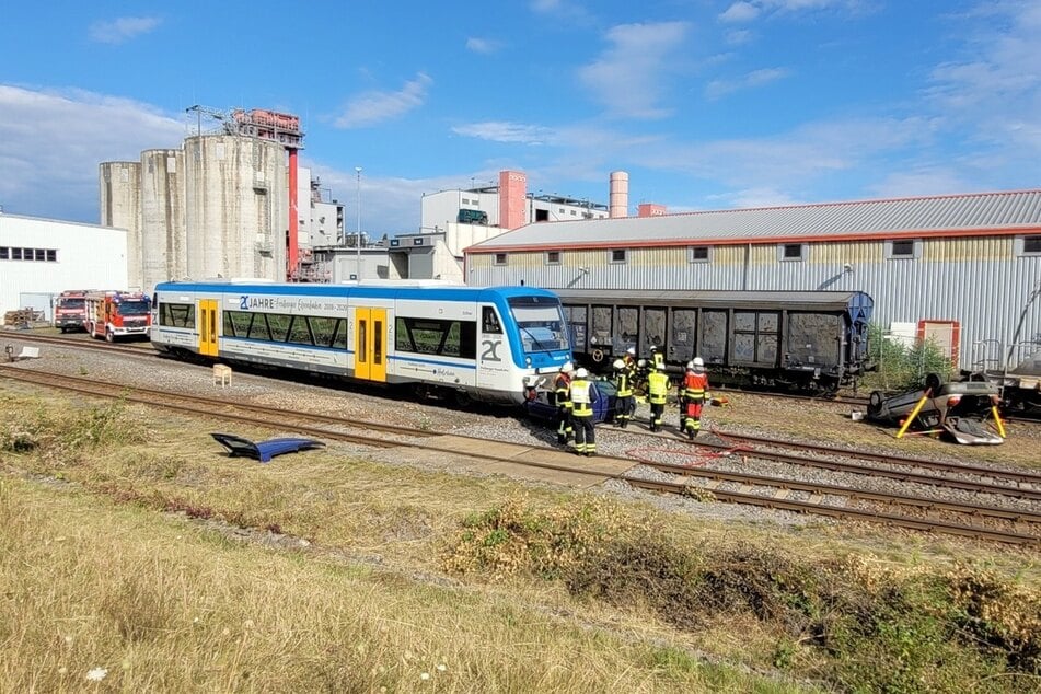 Das Szenario: Ein Auto wurde von einem Zug gerammt, ein weiteres landete auf dem Dach.