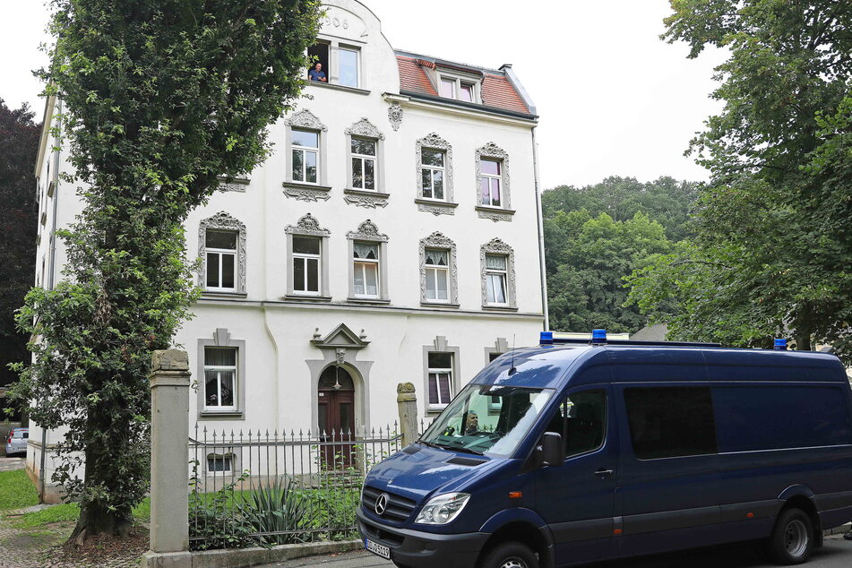 In diesem Mehrfamilienhaus in Werdau geschah das Unfassbare: Familienvater Andy E. (30) soll seine Frau und den 3-jährigen Sohn umgebracht haben.